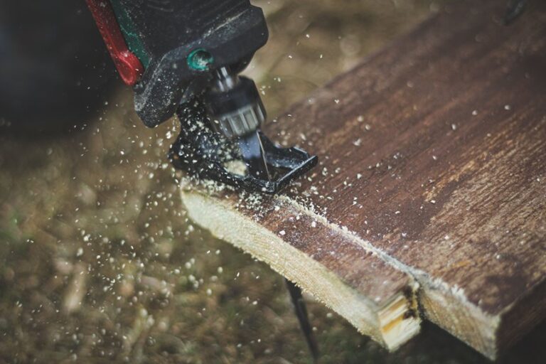 cutting plywood cleanly with saw